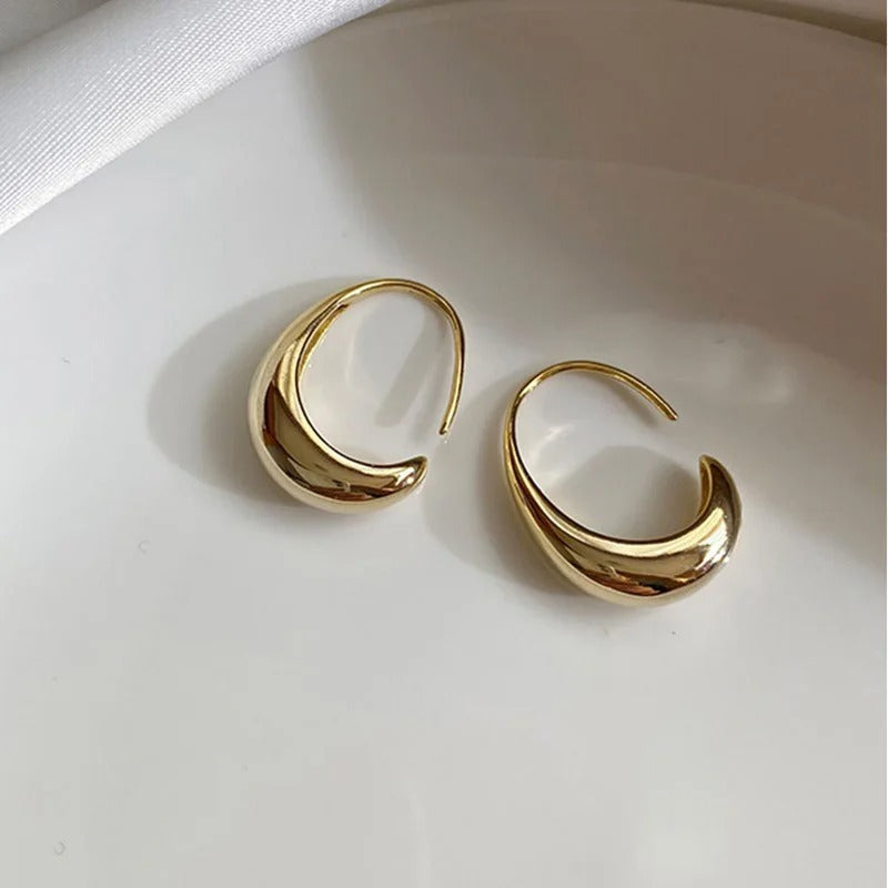 Brincos vintage em forma de lua crescente dourada e brilhante