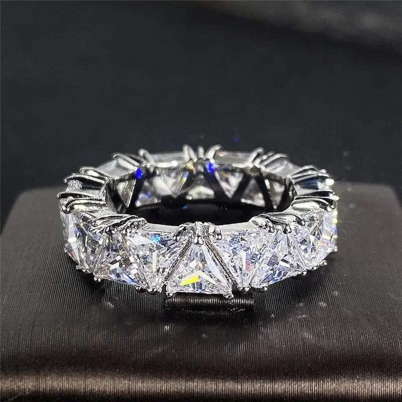 Anel Vintage Triangular de Prata com Pedras Eternidade