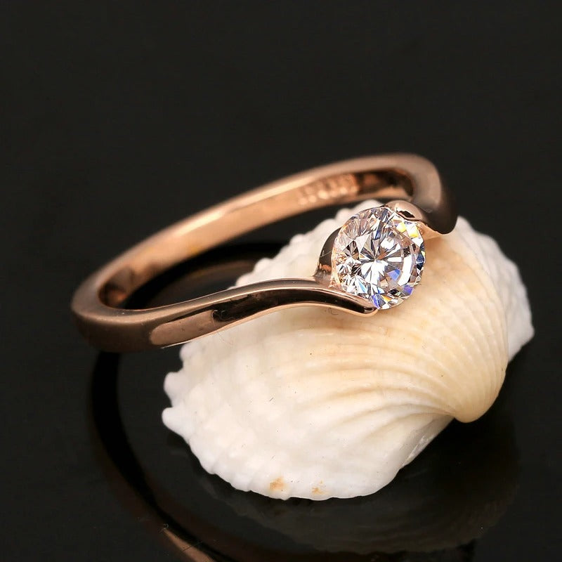 Anel vintage em ouro rosa com solitário e diamantes redondos