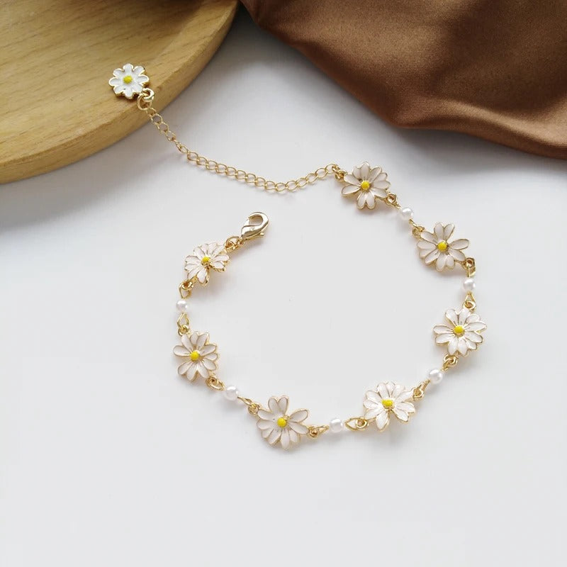 Pulseira Vintage com Pérolas, Ouro e Flores Brancas