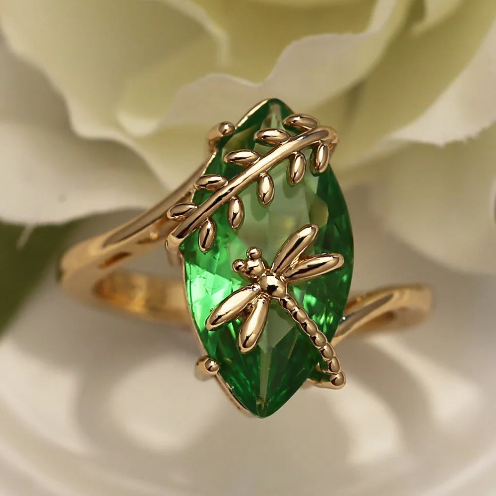 Anel com pedra preciosa verde dourada e libélula