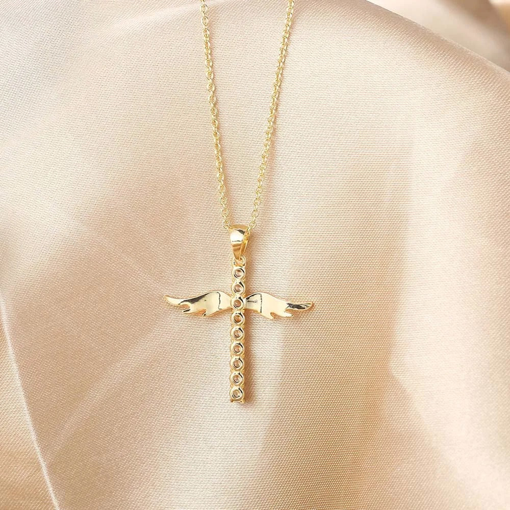 Colar com Pingente em Forma de Cruz com Asas Angelicais Douradas