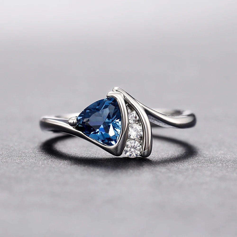 Anel Vintage Prateado com Pedra Azul Triangular