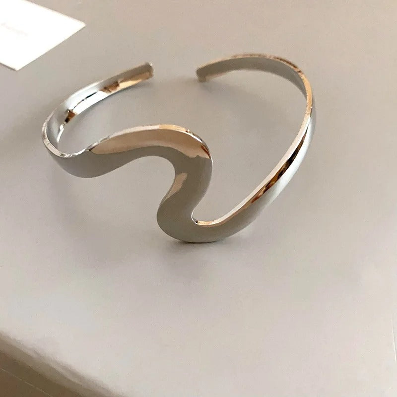 Pulseira aberta ondulada com torção em prata vintage