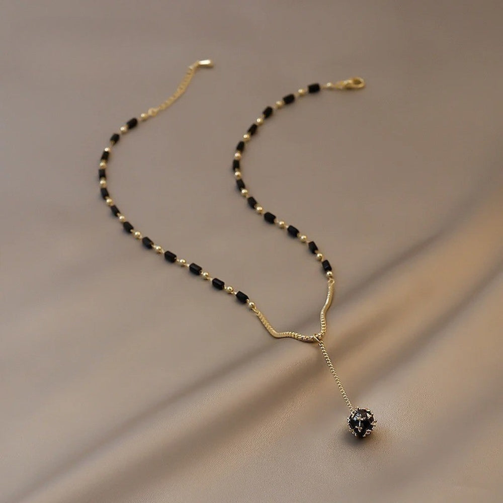 Colar Vintage com Contas Pretas e Pingente em Forma de Gota