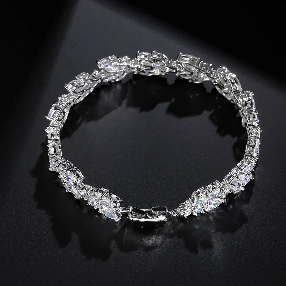 Pulseira vintage com corrente prateada brilhante