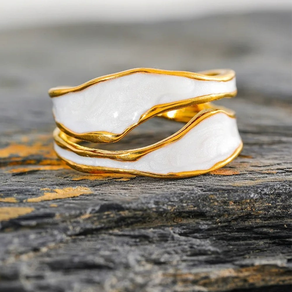 Anel Aberto com Padrão Espiral em Esmalte Branco Dourado