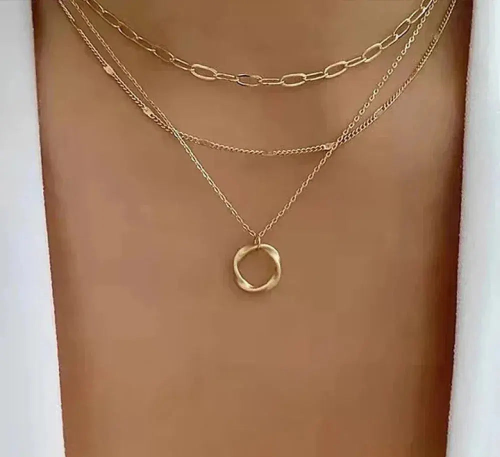 Colar Vintage com Corrente em Camadas e Pingente Dourado