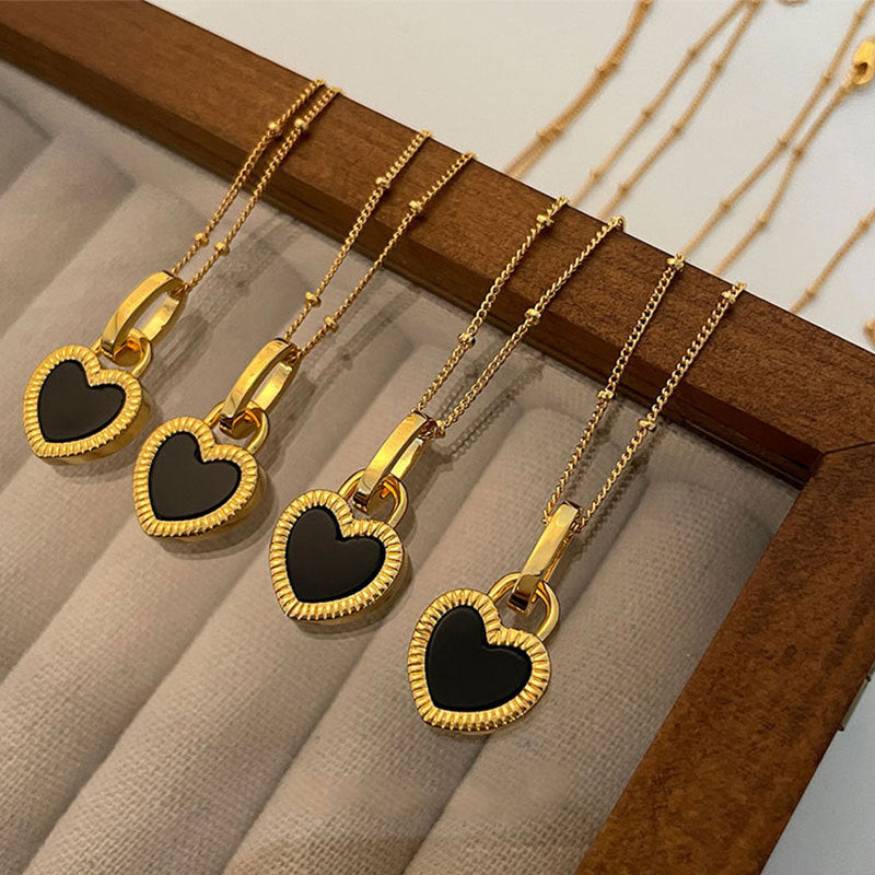 Colar com Pingente em Forma de Coração Preto e Branco em Ouro