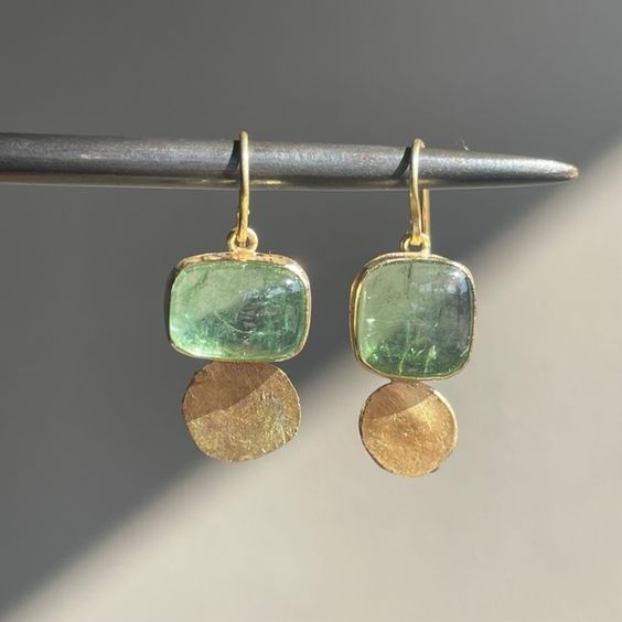 Brincos Vintage de Vidro Verde com Detalhes Dourados