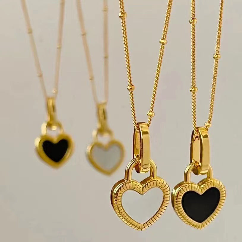 Colar com Pingente em Forma de Coração Preto e Branco em Ouro