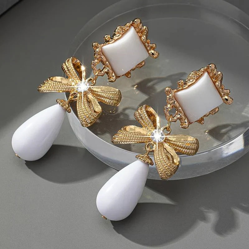 Brincos Vintage em Branco e Dourado