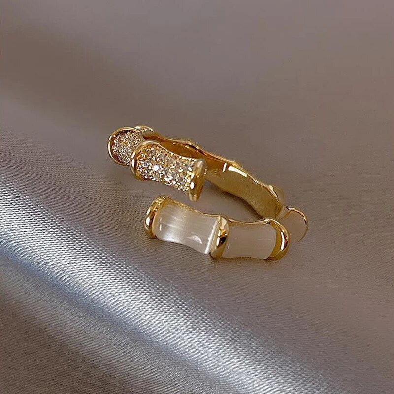 Anel Ajustável de Luxo com Opala Branca em Ouro