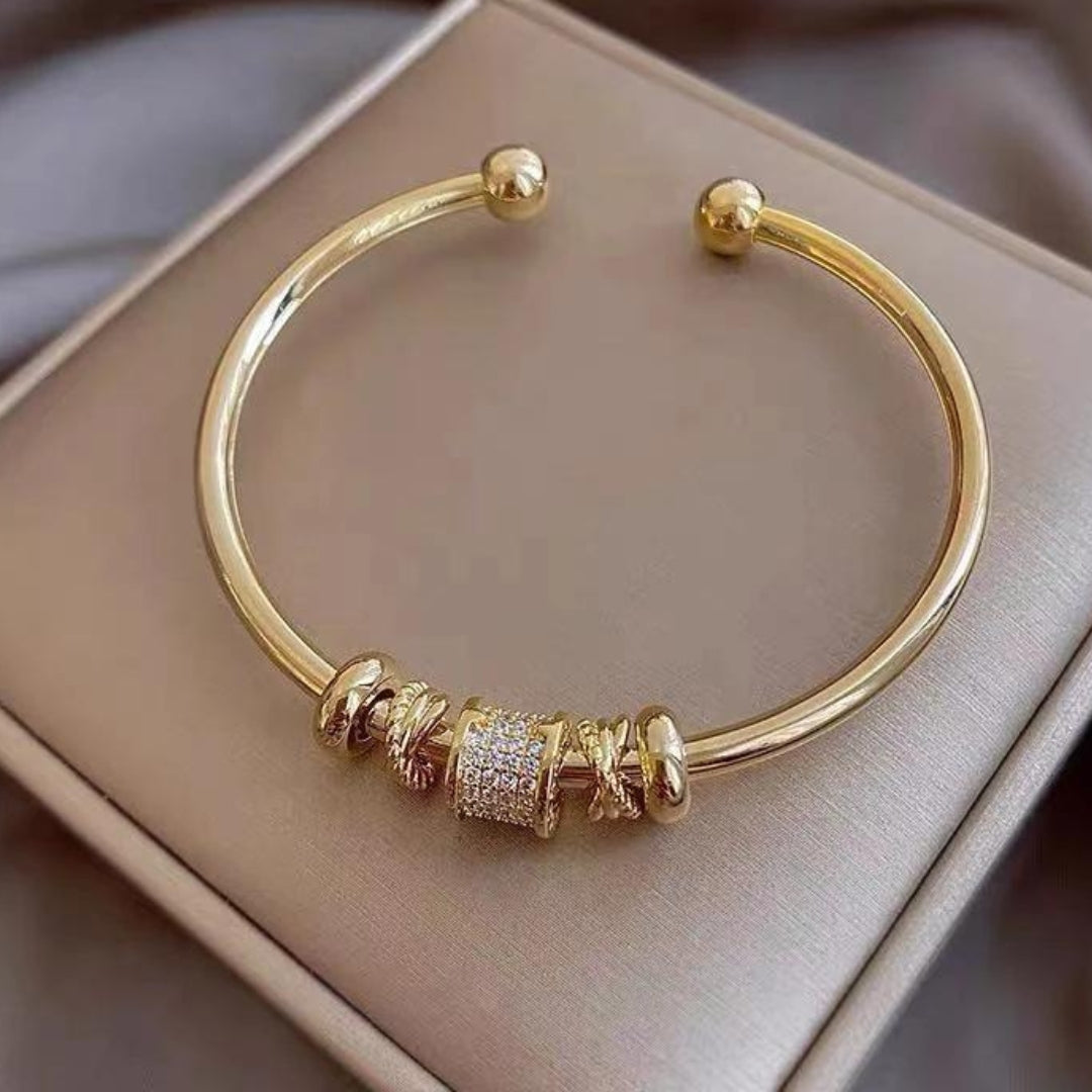 Pulseira ajustável com pingentes dourados