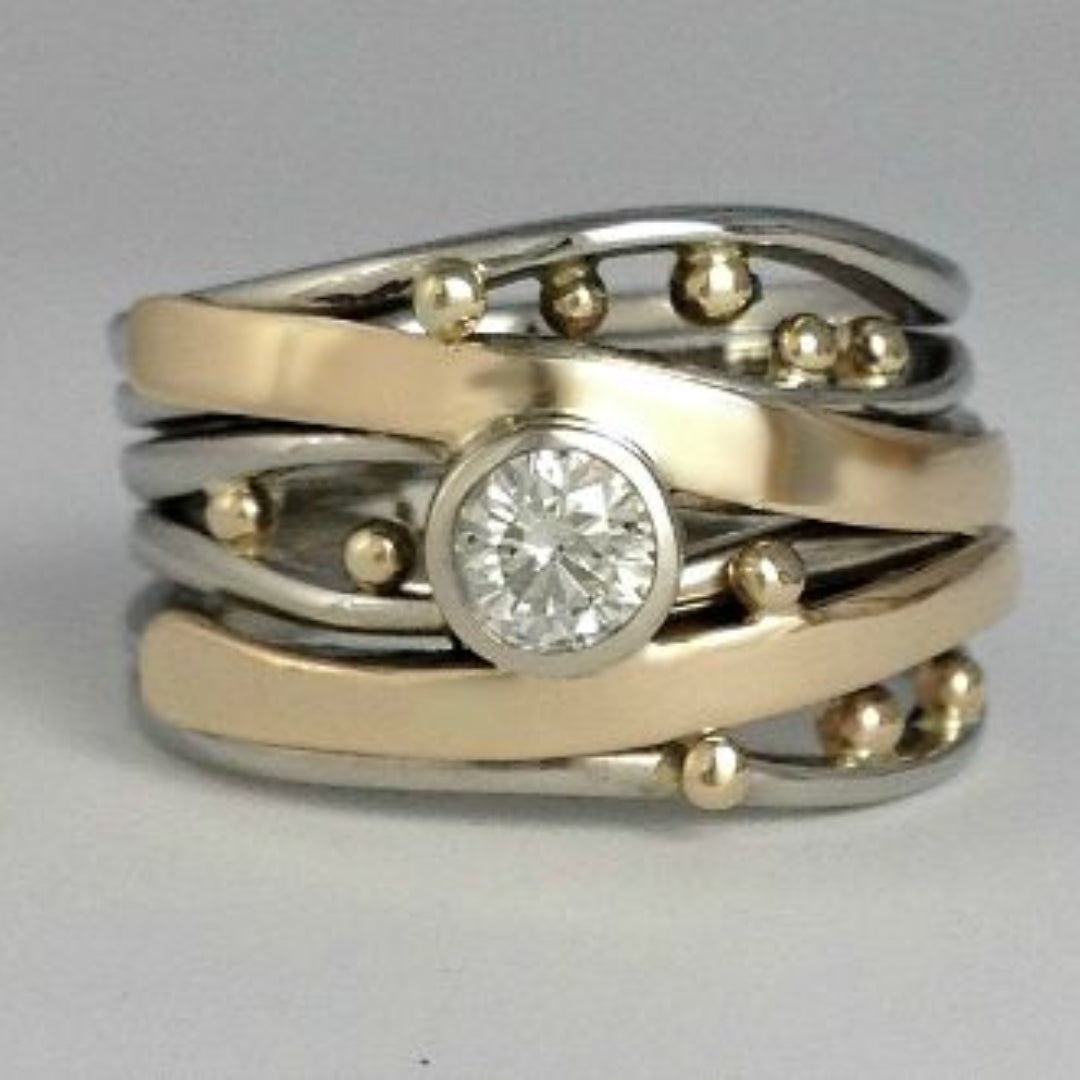 Anel vintage com incrustações de zircônia e ouro