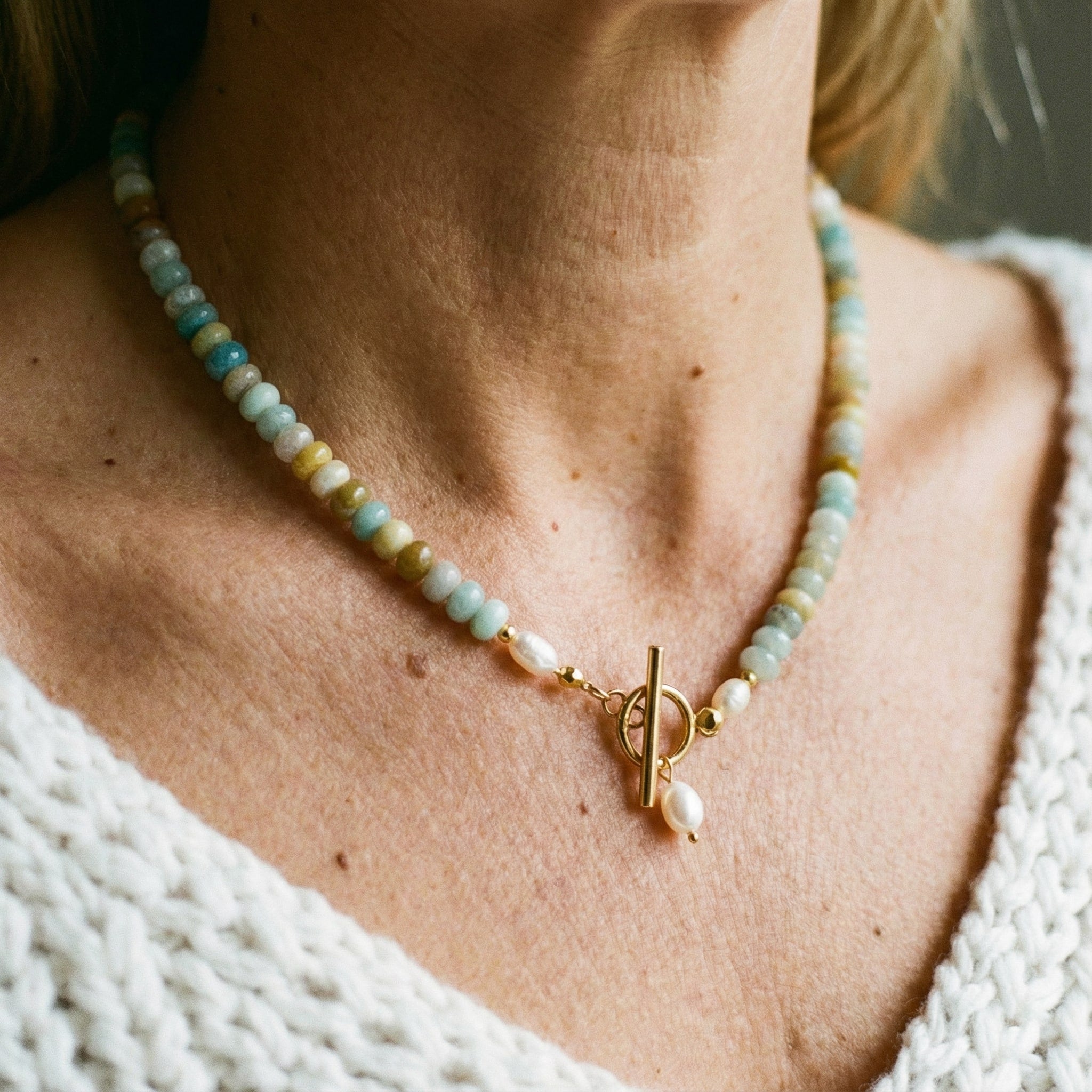 Colar Dourado Vintage com Pedras