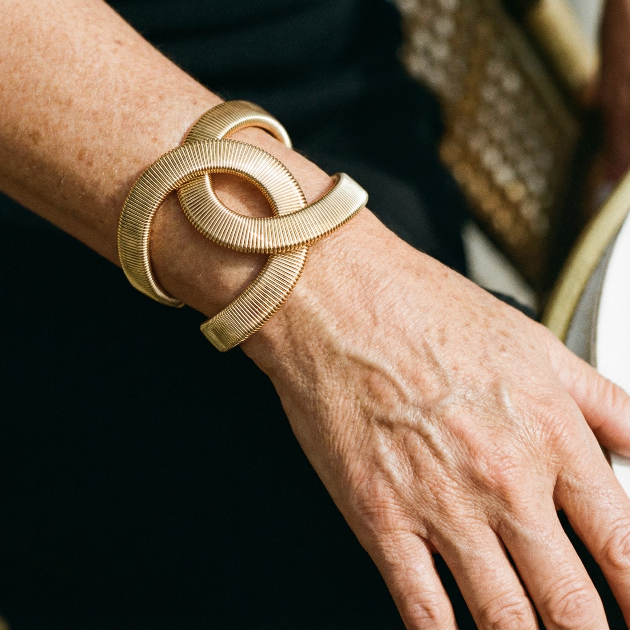 Elegante pulseira dupla dourada
