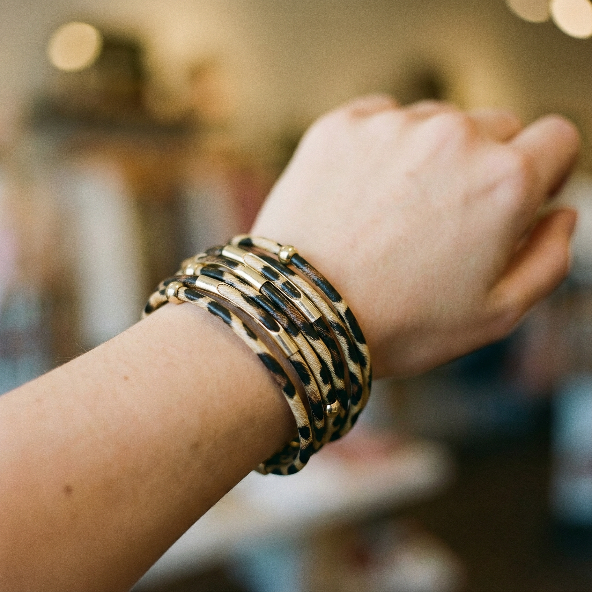 Pulseira Envolvente Boho Larga com Múltiplas Camadas