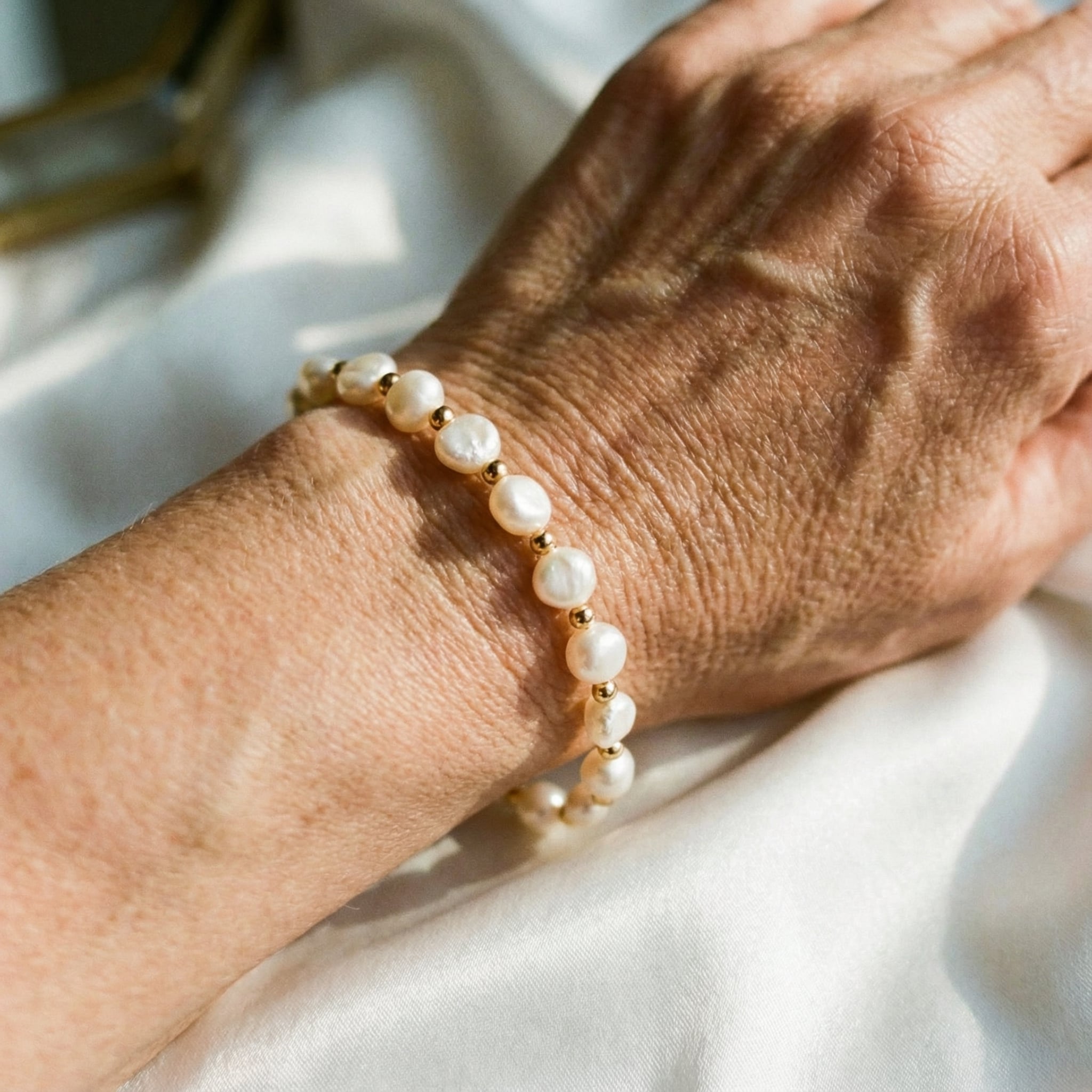 Pulseira Vintage Branca com Pérolas e Ouro