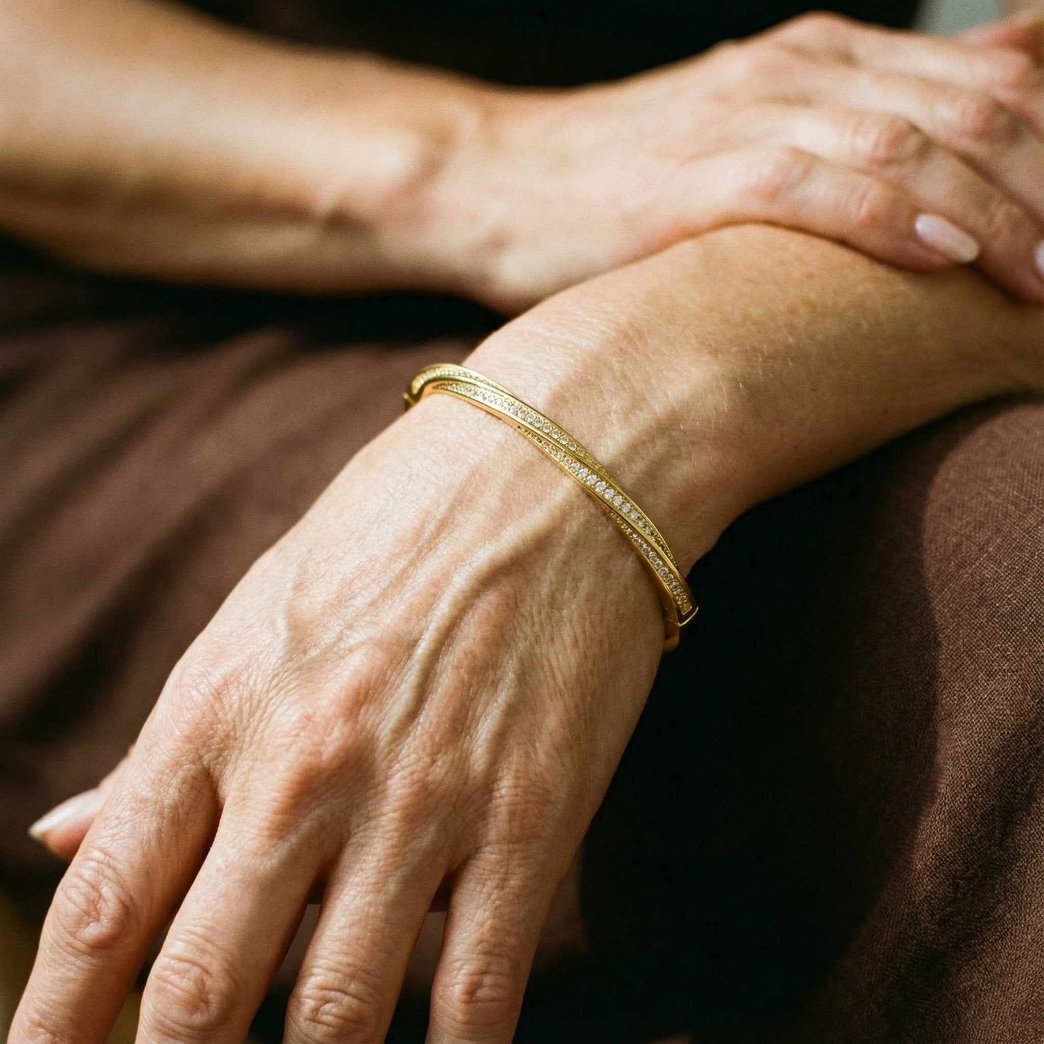 Pulseira de cristal elegante com duas fileiras em ouro