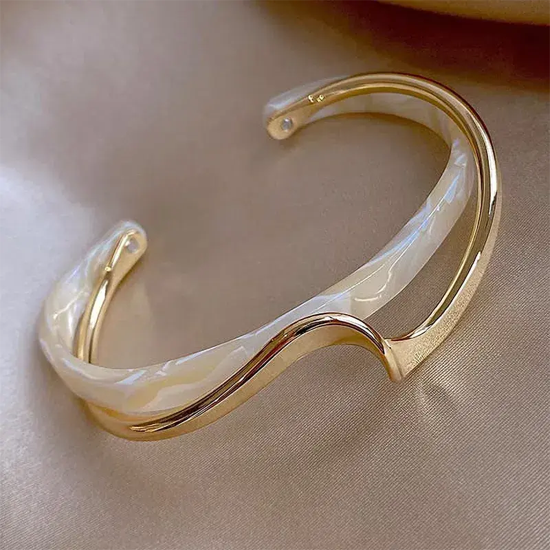 Pulseira Elegante Aberta em Esmalte Branco e Ouro