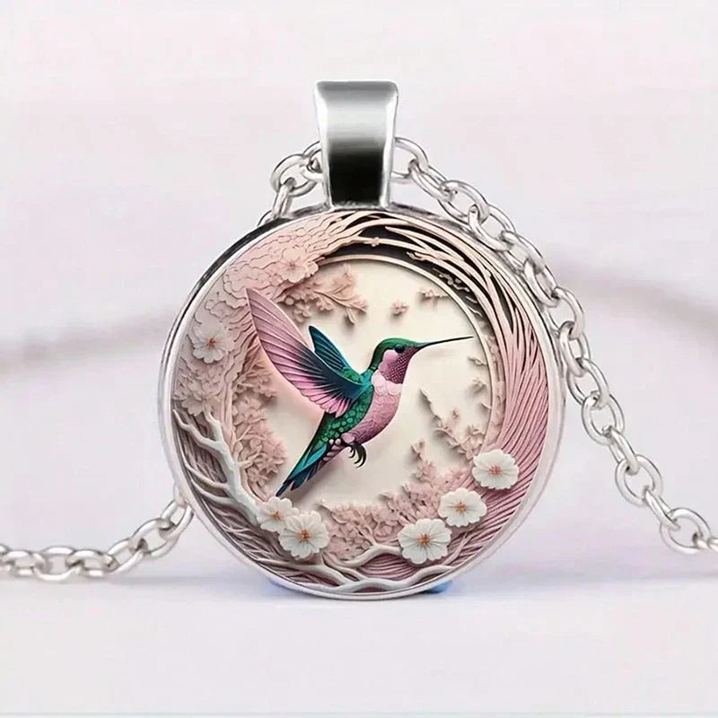 Colar com Pingente em Forma de Colibri com Cúpula de Vidro