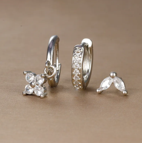 Conjunto de Brincos Flor com Diamantes