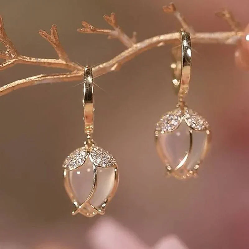 Brincos Vintage Brancos Tulipa com Zircónia