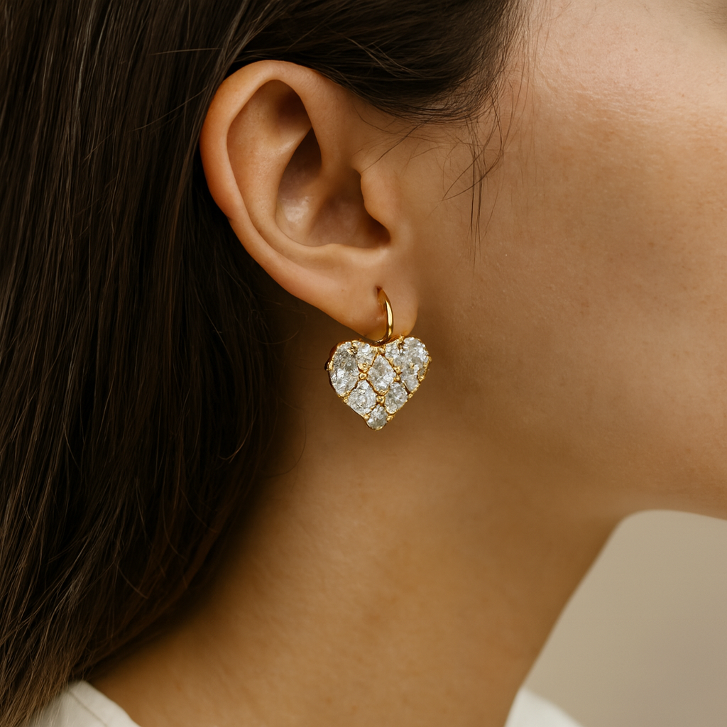 Brincos Vintage Dourados em Forma de Coração com Diamante