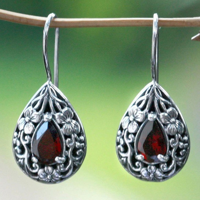 Brincos Vintage em Prata com Cristal Vermelho