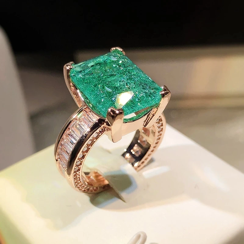 Anel de Ouro com Pedra Verde Brilhante