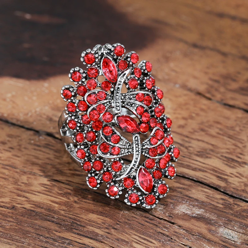 Elegante Anel de Prata com Cristal Vermelho