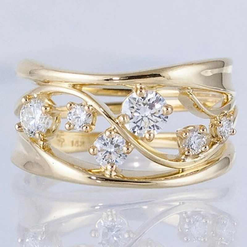 Elegante Anel Banhado a Ouro com Zircônias