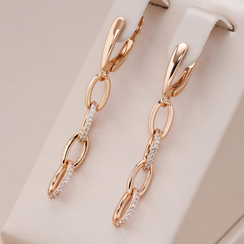 Brincos Elegantes com Correntes Brilhantes em Ouro