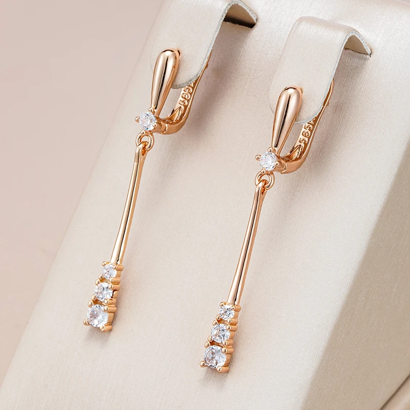 Brincos Elegantes com Zircônias Banhados a Ouro