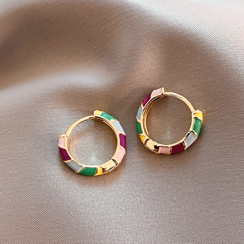 Brincos Dourados Chic em Esmalte