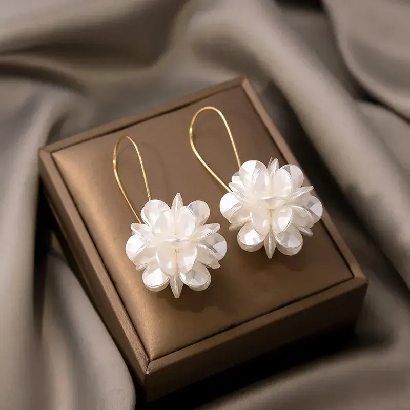 Brincos Elegantes com Flores Brancas