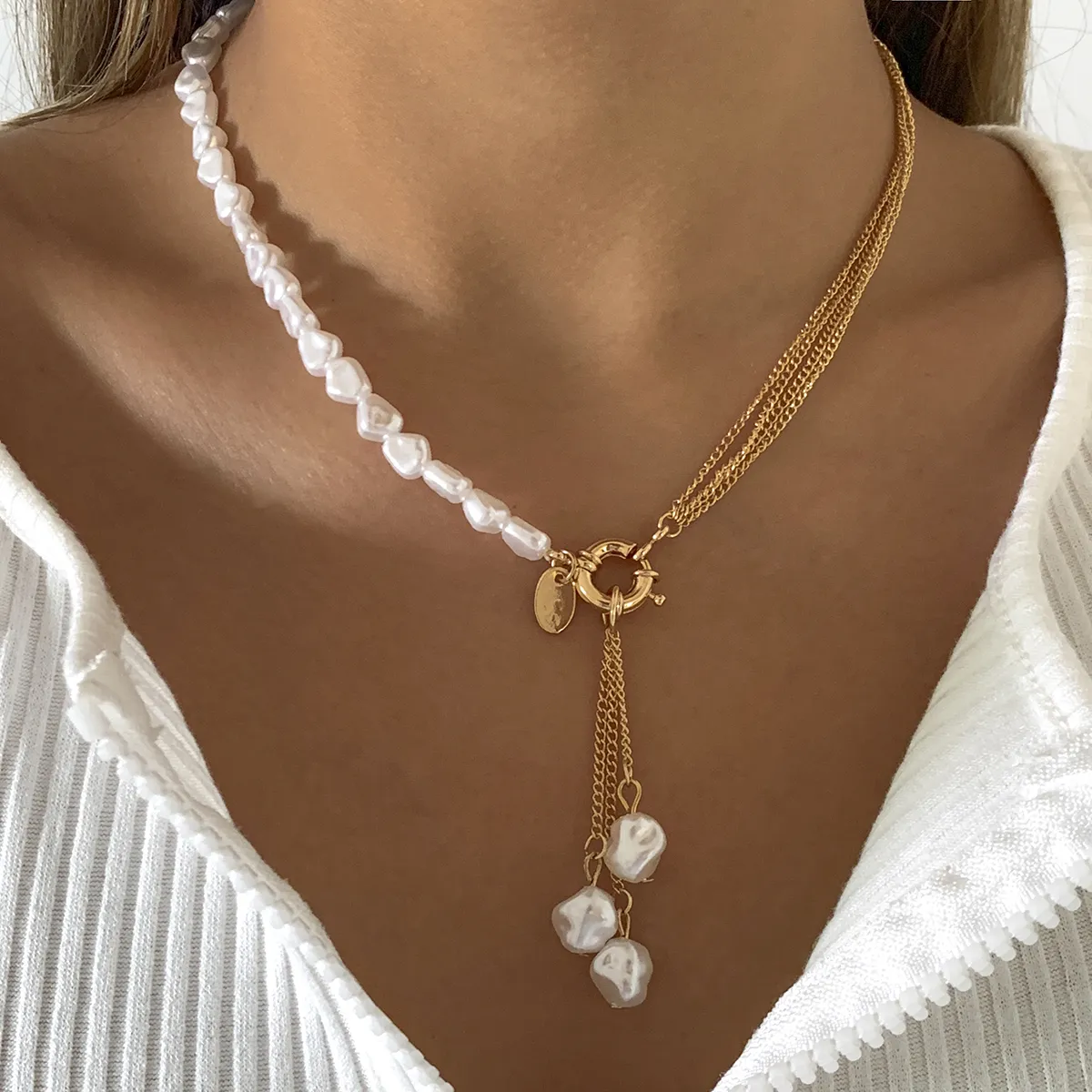 Colar elegante com pingente de pérolas