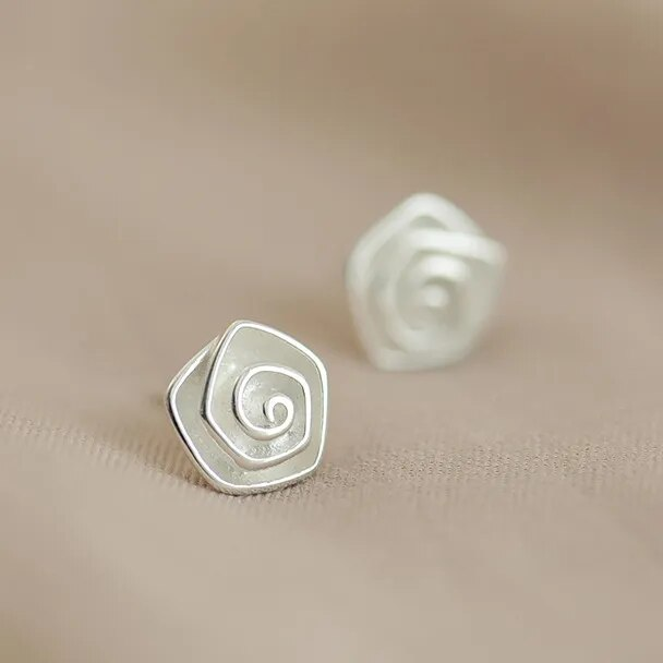 Brincos vintage elegantes com flores em branco sofisticado