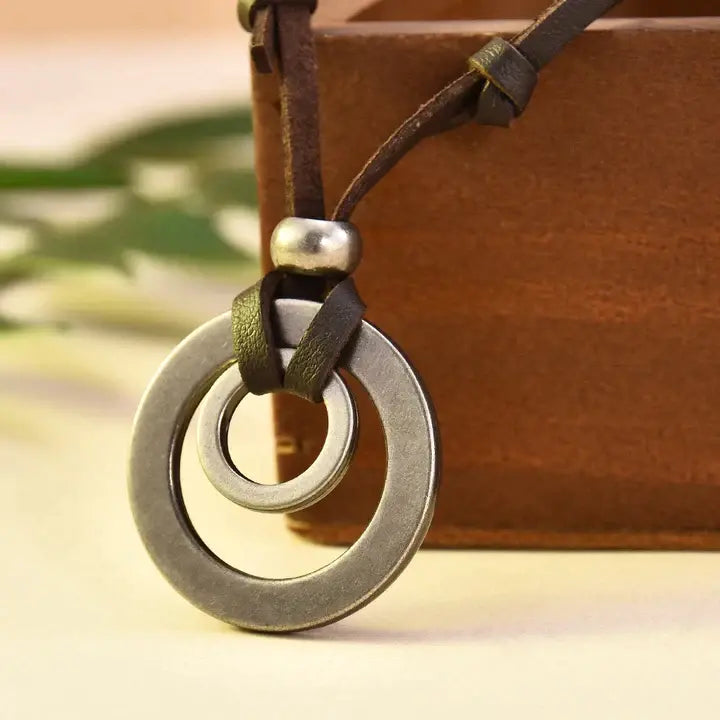 Colar de Couro Estilo Vintage Banhado a Prata
