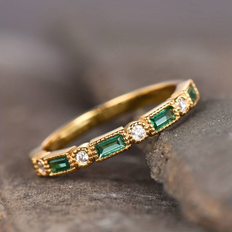 Anel Vintage Verde com Incrustações de Zircônia e Ouro