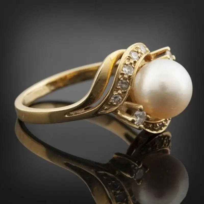 Anel Elegante com Pérola e Ouro Brilhante