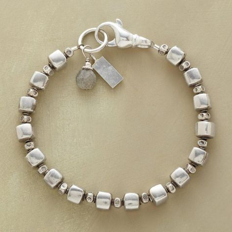 Pulseira com Contas Cúbicas Prateadas Vintage