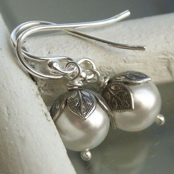 Brincos Vintage com Flores de Pérolas