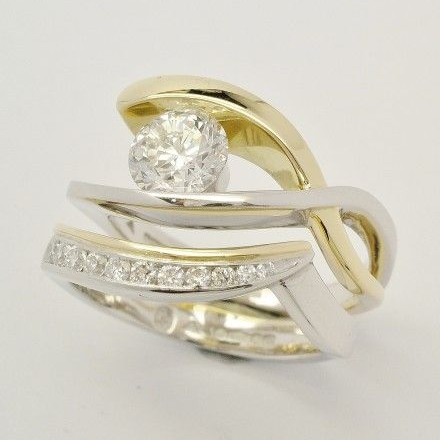 Anel vintage com camadas de ouro e zircônia prateada