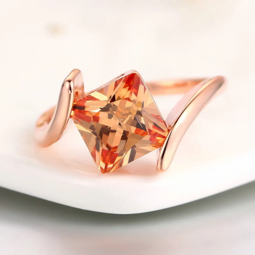 Anel com Pedra Preciosa Laranja em Corte Pirâmide em Ouro Rosa