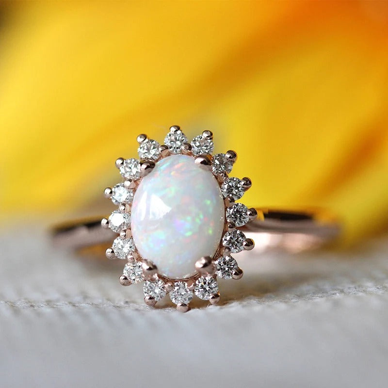 Anel vintage em ouro rosa com opala oval e borda em cristal radiante