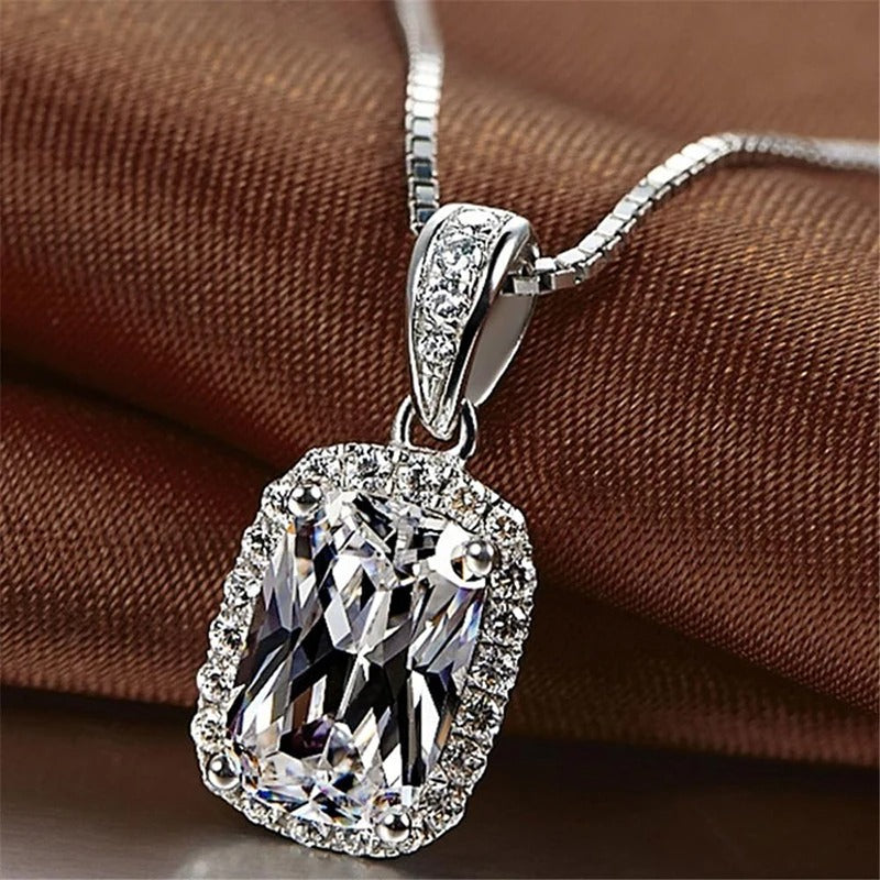 Colar Vintage em Prata com Cristal Lapidado em Formato Almofada