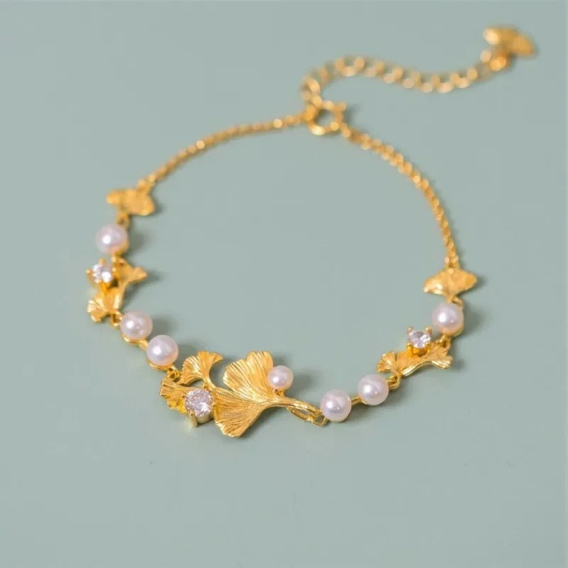 Pulseira Clássica de Ouro com Folhas de Ginkgo e Pérolas