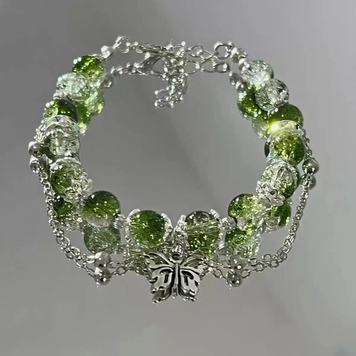 Pulseira vintage com borboleta prateada e contas verdes